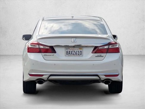 Used 2017 Honda Accord Touring image 7