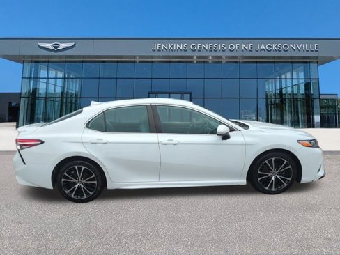 Used 2020 Toyota Camry SE image 3