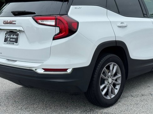 Used 2024 GMC Terrain SLT image 15