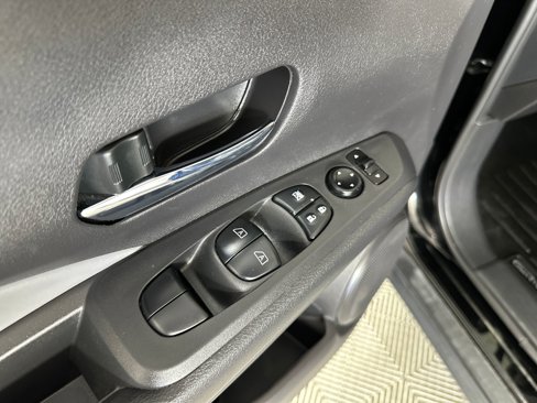 Used 2023 Nissan Kicks SR w/ SR Premium Package image 11