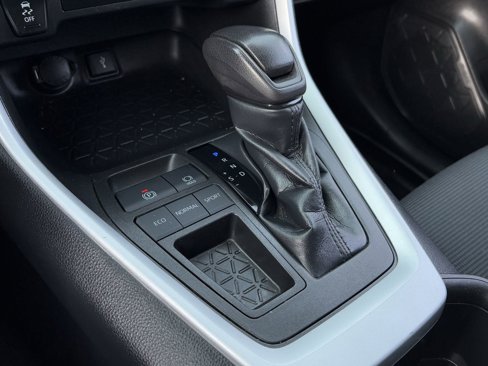 Used 2022 Toyota RAV4 LE image 16