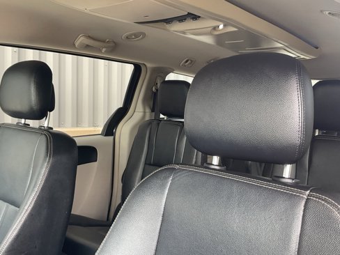 Used 2014 Chrysler Town & Country Touring image 9