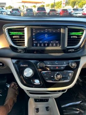 Used 2019 Chrysler Pacifica Touring-L image 7