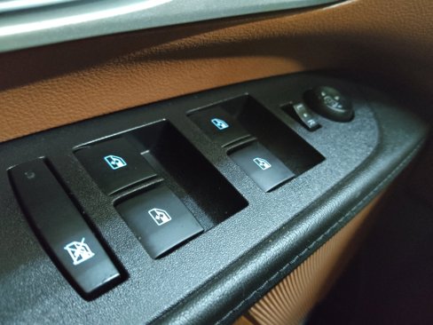 Used 2016 Chevrolet Equinox LTZ w/ Enhanced Convenience Package image 27