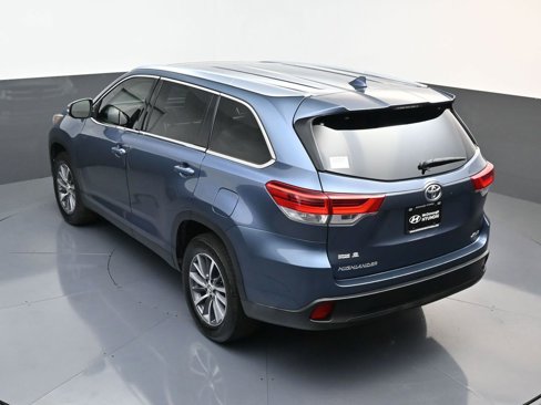 Used 2019 Toyota Highlander SE image 18