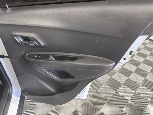Used 2020 Chevrolet Trax LT w/ LT Convenience Package image 29