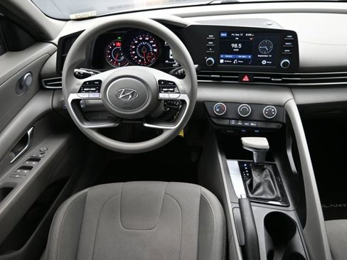 Used 2022 Hyundai Elantra SE image 26