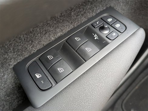 Certified 2025 Volvo XC40 B5 Plus image 25