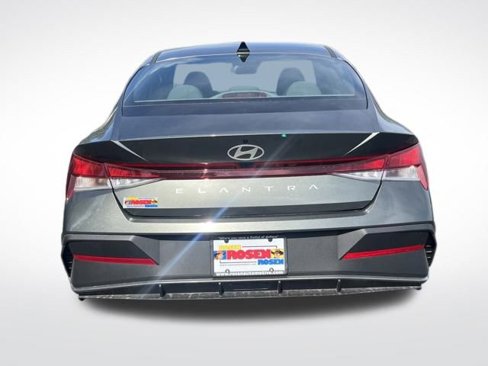 New 2025 Hyundai Elantra SE image 4