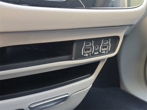 Used 2022 Chrysler Voyager LX image 26
