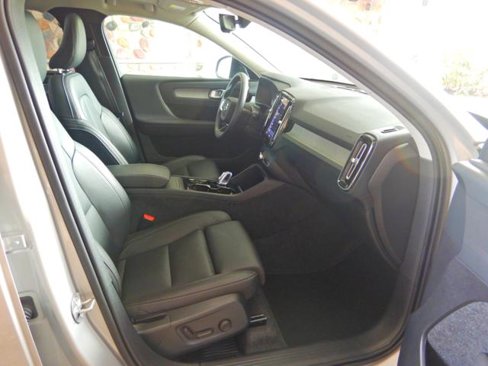 Used 2025 Volvo XC40 B5 Plus image 6