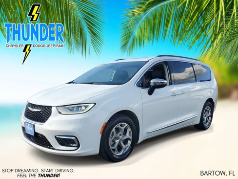 Used 2023 Chrysler Pacifica Limited image 3