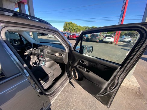 Used 2017 Jeep Renegade Latitude image 16
