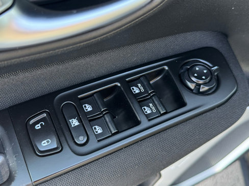 Used 2021 Jeep Renegade Latitude w/ Luxury Group I image 9
