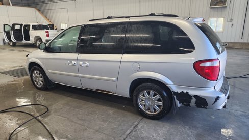 Used 2007 Chrysler Town & Country Touring w/ Trailer Tow Prep Group image 6