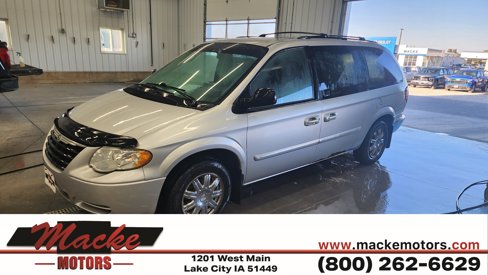 Used 2007 Chrysler Town & Country Touring w/ Trailer Tow Prep Group image 1