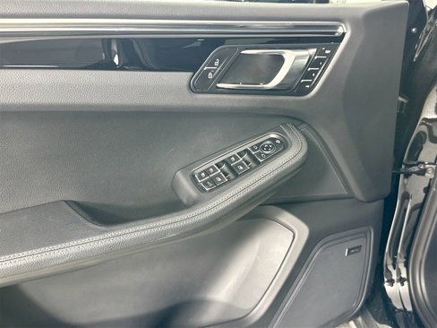 Certified 2024 Porsche Macan image 33