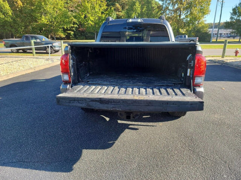Used 2018 Toyota Tacoma TRD Sport image 30