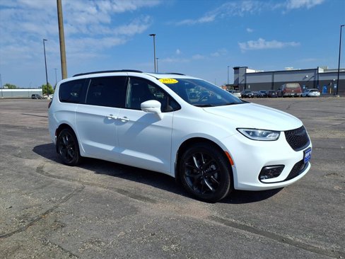 Used 2022 Chrysler Pacifica Touring-L w/ Uconnect Theater Family Group image 2
