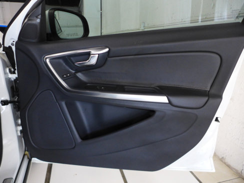 Used 2017 Volvo V60 T6 R-Design Platinum image 68