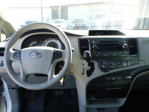 Used 2012 Toyota Sienna SE image 12