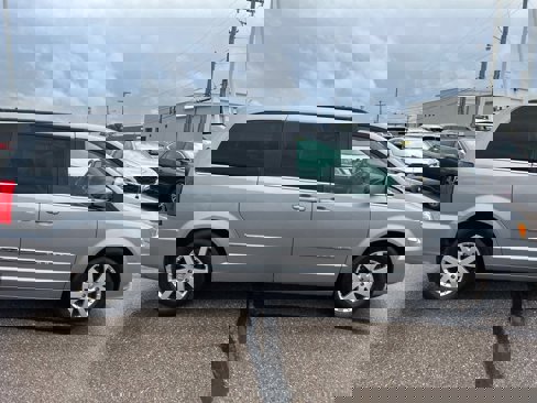 Used 2016 Chrysler Town & Country Touring image 5