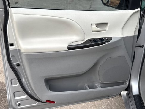 Used 2012 Toyota Sienna LE image 21