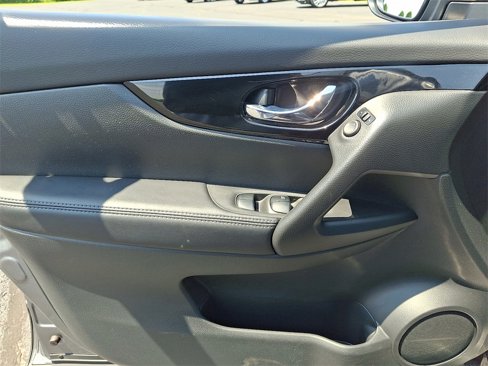 Used 2020 Nissan Rogue Sport SV image 12