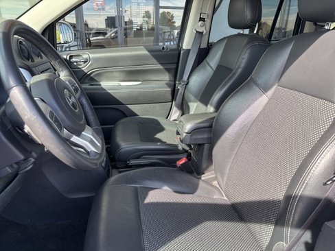 Used 2016 Jeep Compass Latitude image 4