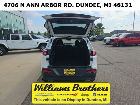 Used 2017 Jeep Cherokee Latitude w/ Cold Weather Group image 7