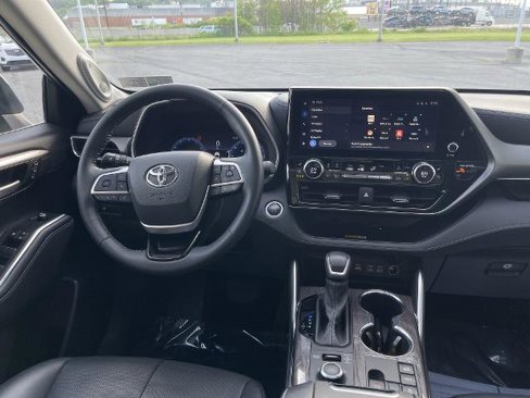Used 2024 Toyota Highlander LE image 25