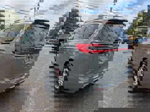 Used 2022 Chrysler Pacifica Touring-L image 6