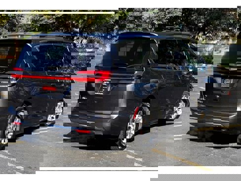 Used 2022 Chrysler Pacifica Touring image 14