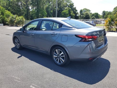 Used 2022 Nissan Versa SV image 4