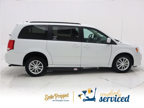Used 2016 Dodge Grand Caravan SXT w/ UConnect Hands-Free Group image 4