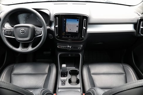 Used 2022 Volvo XC40 T5 Momentum image 2