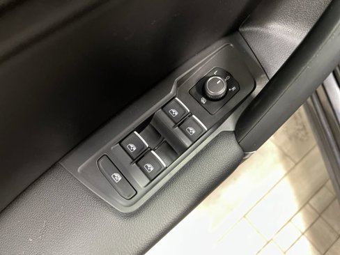 Used 2020 Volkswagen Tiguan SE w/ Panoramic Sunroof Package image 27