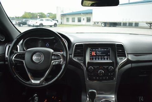 Used 2018 Jeep Grand Cherokee Laredo image 30