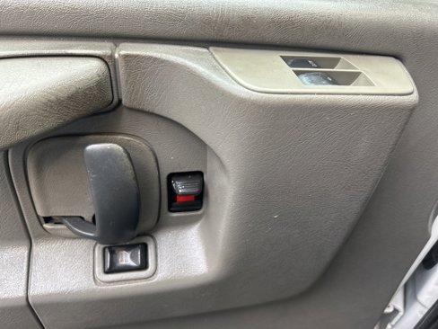 Used 2015 Chevrolet Express 2500 image 17