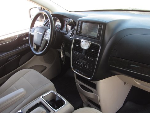 Used 2011 Chrysler Town & Country Touring image 9