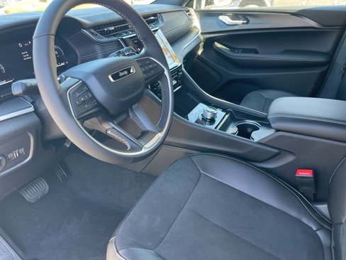 New 2025 Jeep Grand Cherokee Altitude image 21