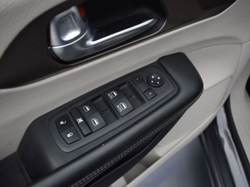 Used 2022 Chrysler Voyager LX image 9
