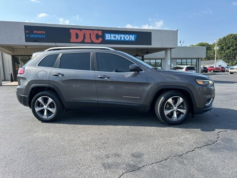 Used 2019 Jeep Cherokee Limited image 2