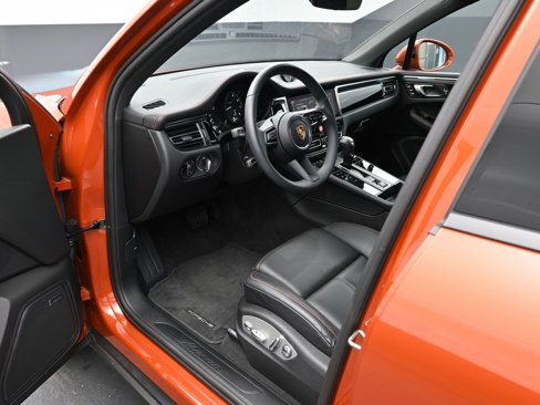Certified 2025 Porsche Macan image 4