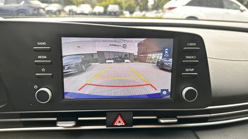 Used 2021 Hyundai Elantra SE image 2