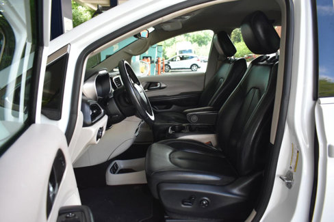 Used 2020 Chrysler Pacifica Touring-L image 7