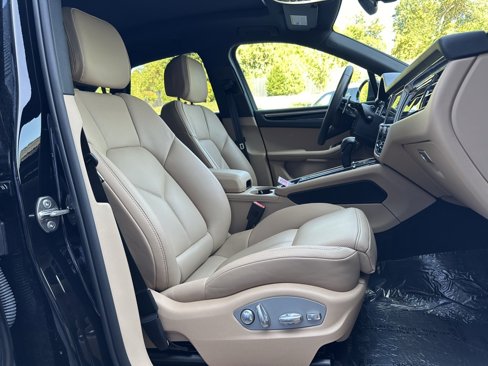 Certified 2025 Porsche Macan image 22