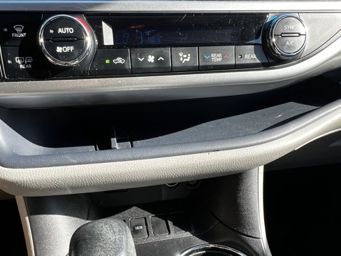Used 2015 Toyota Highlander LE image 26