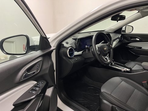 Used 2025 Chevrolet Trax LT w/ LT Convenience Package image 16