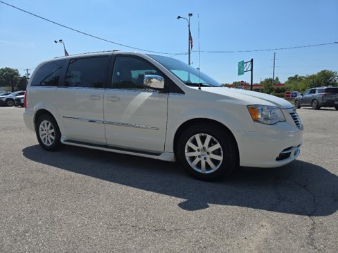 Used 2011 Chrysler Town & Country Touring-L w/ Driver Convenience Group image 1